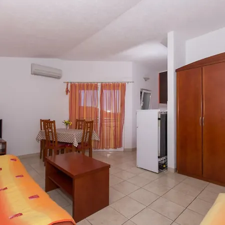 Fumija Apartment *